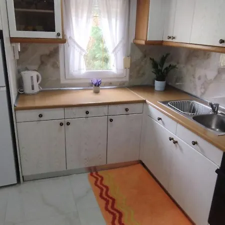 아파트 House With A View